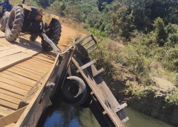 Na área rural de Costa Marques, trator perde força em ponte e carga de telhões cai dentro do rio