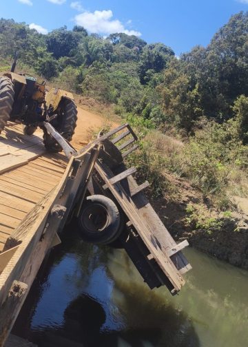 Na área rural de Costa Marques, trator perde força em ponte e carga de telhões cai dentro do rio