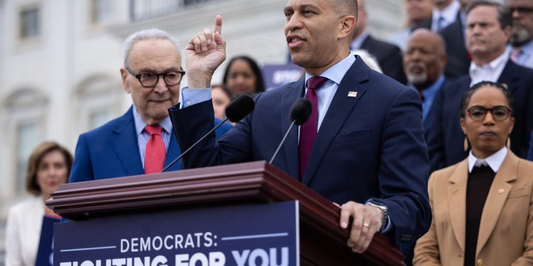 Schumer e Jeffries se opuseram a um jogo de poder no Brooklyn. Aconteceu de qualquer maneira.