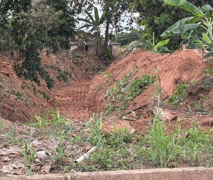 Prefeito Jair Luiz acompanha limpeza e abertura de córrego para prevenir alagamentos em Alvorada do Oeste
