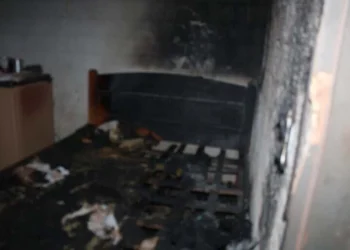 Mulher ateia fogo em quarto com adultos e crianças dentro, causa pânico e acaba presa em Rolim de Moura