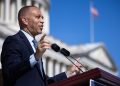 Os democratas continuam pressionando Hakeem Jeffries para punir membros desonestos