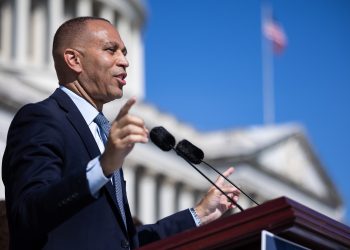 Os democratas continuam pressionando Hakeem Jeffries para punir membros desonestos