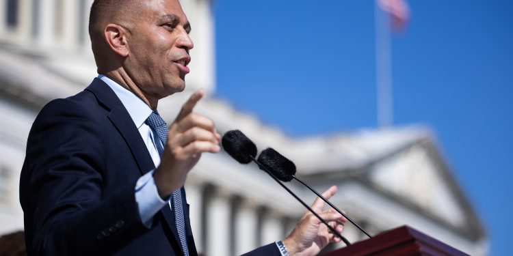 Os democratas continuam pressionando Hakeem Jeffries para punir membros desonestos