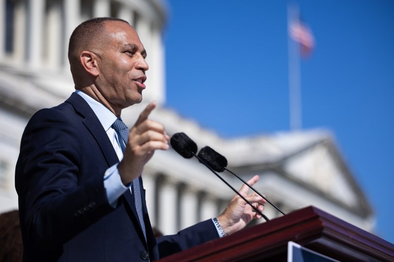 Os democratas continuam pressionando Hakeem Jeffries para punir membros desonestos