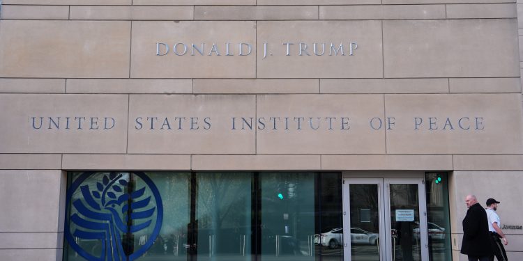 Moção urgente apresentada para impedir a gravação do nome de Trump no edifício do Instituto da Paz dos EUA