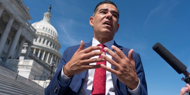 Dem, principal superintendente da Câmara, exige respostas à proibição de Trump à mídia