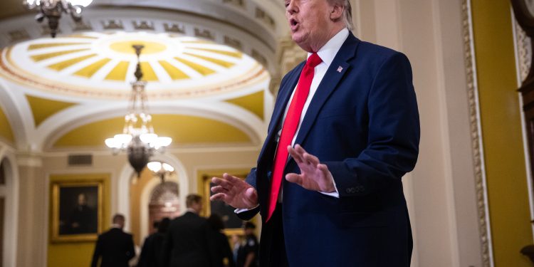Trump cancela US$ 1 bilhão em gastos federais no último desafio ao Congresso