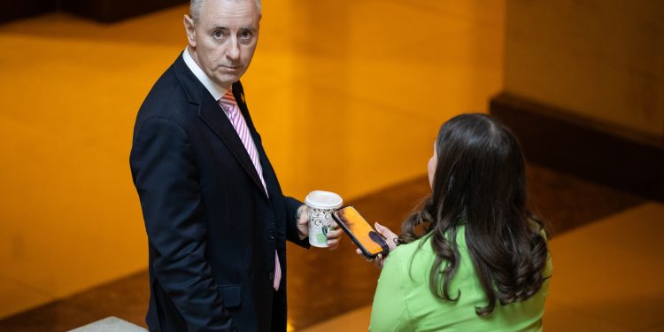 A fonte do material de ataque publicitário da campanha de Brian Fitzpatrick: um convidado em seu próprio casamento