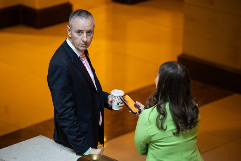 A fonte do material de ataque publicitário da campanha de Brian Fitzpatrick: um convidado em seu próprio casamento