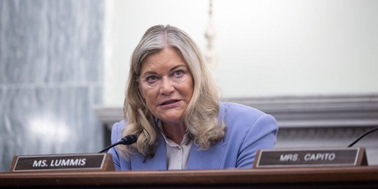 Lummis bloqueia resolução denunciando ‘anúncios de serviço público’ de Trump