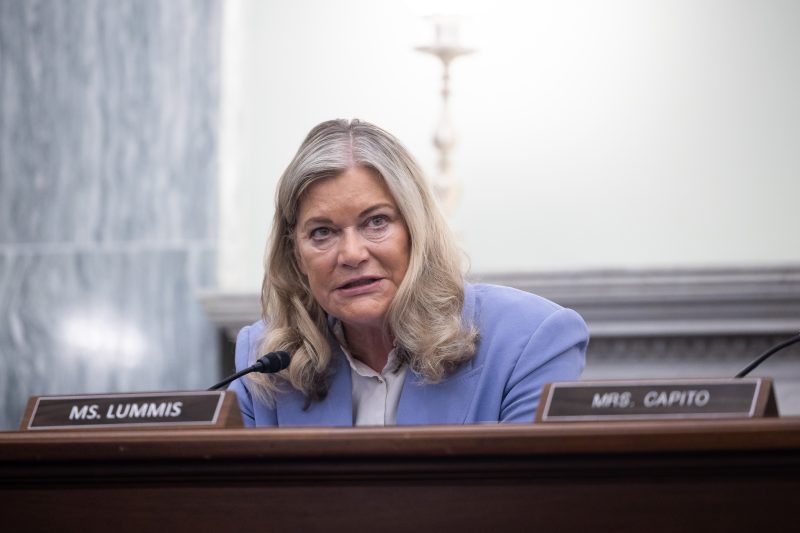 Lummis bloqueia resolução denunciando ‘anúncios de serviço público’ de Trump