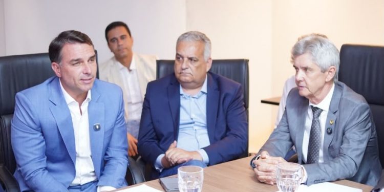 Flávio Bolsonaro se reúne com senador Bagattoli e FPA para discutir os rumos do setor produtivo