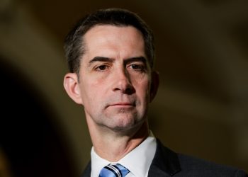 Trump aparentemente compartilha o número de telefone de Tom Cotton para tornar o horário de verão permanente