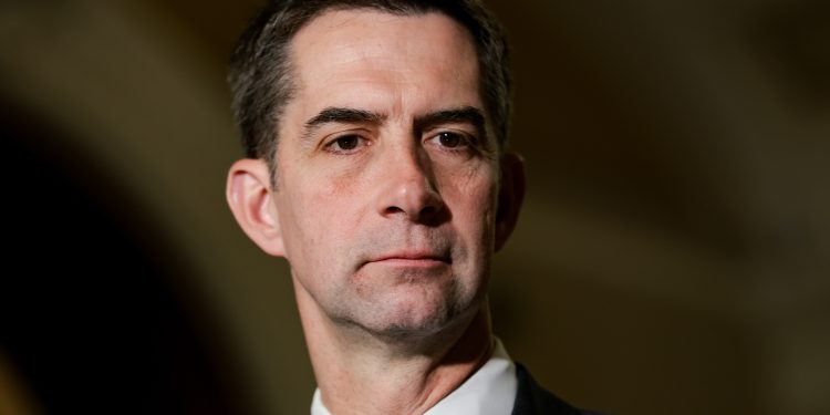 Trump aparentemente compartilha o número de telefone de Tom Cotton para tornar o horário de verão permanente