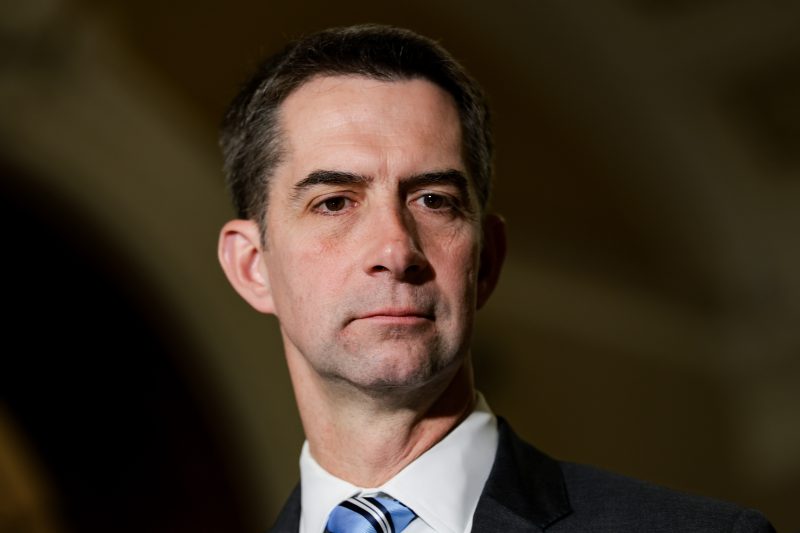 Trump aparentemente compartilha o número de telefone de Tom Cotton para tornar o horário de verão permanente