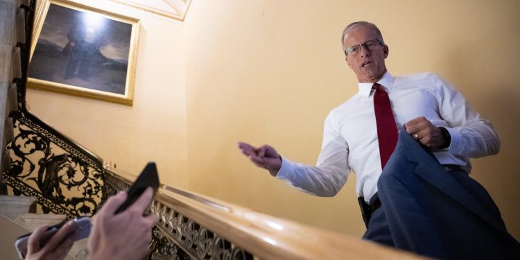 John Thune diz que “não há caminho claro a seguir” para projeto de mudança de relógio