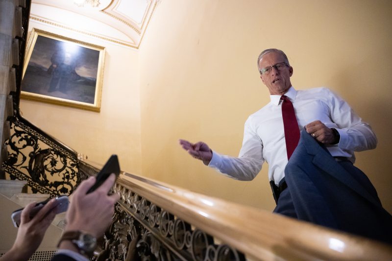 John Thune diz que “não há caminho claro a seguir” para projeto de mudança de relógio