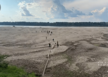 Rio Madeira vira ‘deserto’ de areia e Porto Velho entra em estado de emergência
