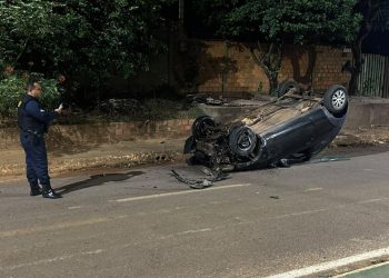 Jaru: Ford Ka atinge carro parado e capota na Linha 605 na noite deste domingo