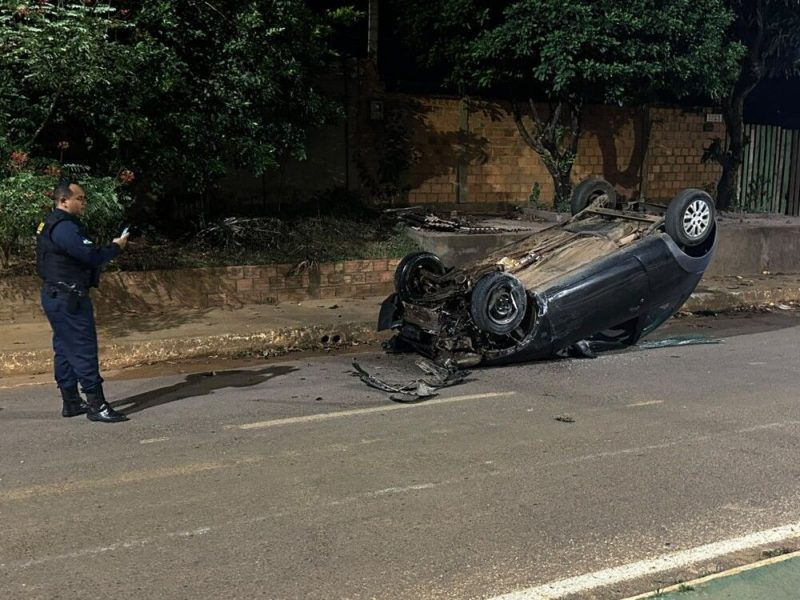 Jaru: Ford Ka atinge carro parado e capota na Linha 605 na noite deste domingo