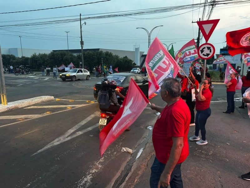 Manifestantes petistas fazem ato em índices de Jaru e demonstram apoio a Lula