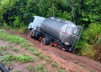 Jaru: Caminhão leiteiro sai da pista e cai em ribanceira na BR-364