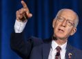 Bill Foster esfria ao desafiar Maxine Waters