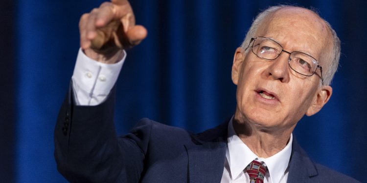 Bill Foster esfria ao desafiar Maxine Waters