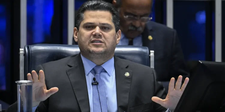 Alcolumbre diz ter maioria para se reeleger e rejeita impeachment de Moraes