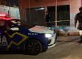 Criminosos em moto executam homem a tiros no Cai N’Água